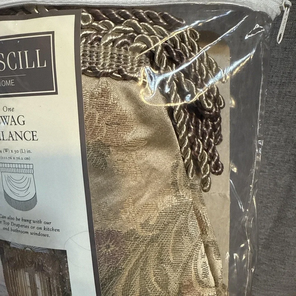 NEW Croscill Swag‎ Valance 44x30 Windsor Style # 3817 VASG